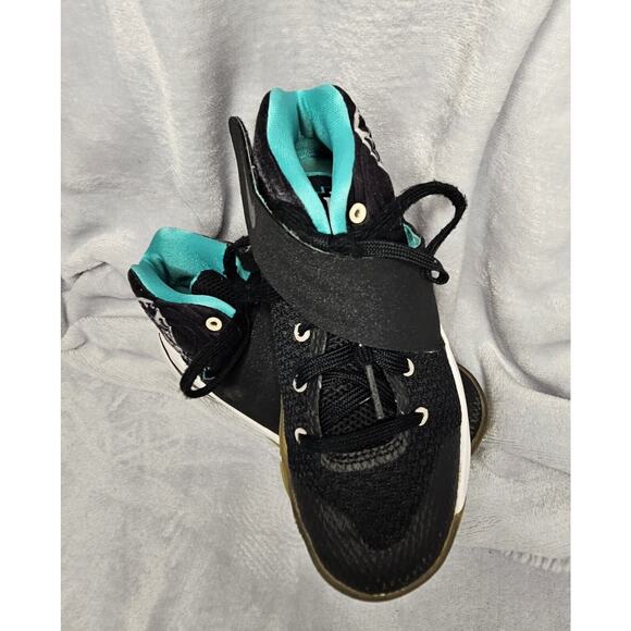 Nike Kyrie 2 Child Kids Skateboarding Shoes Black Jade Skulls Size 11C - Picture 2 of 8